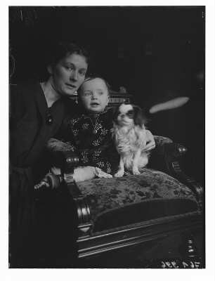 Elfriede Apel mit ihrer Tochter Friederike