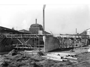 Roßwein, Uferstraße. Achsenfabrik Kadner & Co. Betriebsgelände. Bau einer Brücke über die Freiberger Mulde