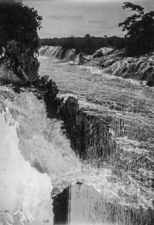 Doppelte Flusslandschaft : Doppelbelichtung einer Flusslandschaft