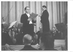 Podiumsaufnahme mit Kammersänger Joseph Herrmann (1903 - 1955) während eines Gastkonzertes