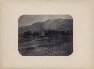 Galeriewald : Ketten des Zagros-Gebirge mit Galeriewald vorn.