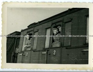Soldaten am Fenster eines Zuges