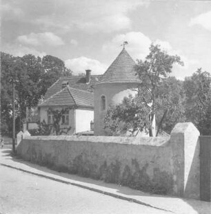 Wohnhaus mit Turm und Wildschwein-Wetterfahne (vielleicht in Dresden-Loschwitz)