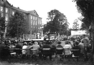 Roßwein. Hauptschule (Geschwister-Scholl-Schule), Grafestraße 3, 1891. Teilansicht mit Boxveranstaltung auf der Schulwiese anlässlich des Schulfestes 1964