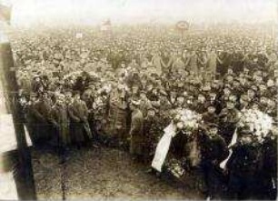 Matrosen im Zuge der Trauerfeier für die Revolutionsopfer auf dem Tempelhofer Feld