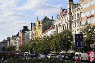 Wenzelsplatz : Blick auf eine Seite des Prager Wenzelsplatzes