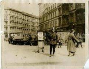 Polizeisperre in Berlin nach den blutigen Maiunruhen 1929 ("Blutmai")