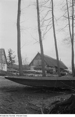 Gehöft im Spreewald, im Vordergrund ein Spreewaldkahn