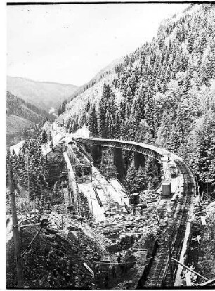Blick von oberhalb des Westportals des Ravennatunnels auf den alten Viadukt und die im Bau befindliche Fahrbahn des neuen Viaduktes
