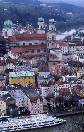 Stadt und Dom in Passau : Stadtübersicht mit Domtürmen, aufgenommen in Passau ca. 2001