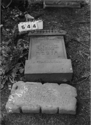 Grabstein 544 (Index: 100095131) Maße HxBxT: 87x49x15 cm: Grabstein 544