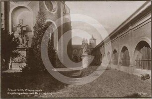 Klostergarten der Bernhardiner Klosterkirche Fraustadt mit Kreuzgang