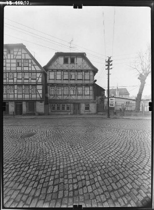 Schmalkalden, Weidebrunner Gasse. 3/7. Wohnhäuser mit Läden. Straßenfront