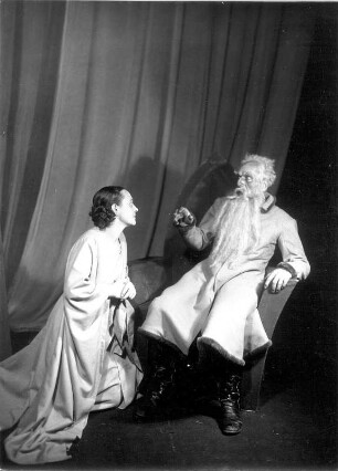 König Lear. Trauerspiel in fünf Aufzügen von William Shakespeare. Staatsschauspiel Dresden, Neueinstudierung 14.11.1929 mit Musik von Arthur Chitz : Bruno Decarli als Lear, König von Britannien, mit Antonia Dietrich als Cordelia, seiner Tochter