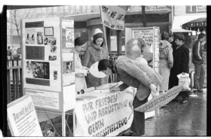 Kleinbildnegativ: DFB-Aktion gegen Kriegsspielzeug, Joachimsthaler Platz, 1979