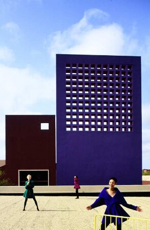 Drei Models mit Geländerdesign vor einer modernen Fassade, Aufnahme für einen Kalender von Müssig AG