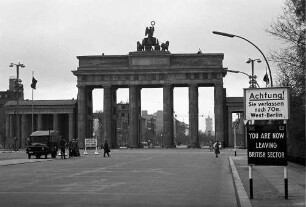 Berlin: Brandenburger Tor vom Tiergarten