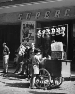Reisefotos Italien. Neapel. Altstadt. Eisverkaufswagen auf dem Markt