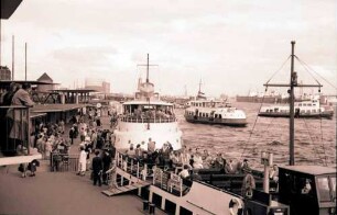 Hamburg: Hafen, HADAG-Schiffe am Landungssteg