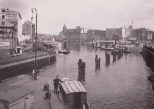 Berlin, Hafen : Berlin. Oberer Vorhafen der Mühlendammschleuse (Spree) mit Leitdalben und ausfahrendem Schleppzug