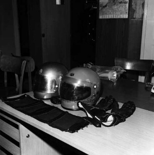 Polizeiinspektion Bad Oldesloe: Büro mit Schreibtisch: darauf gestohlene Motorradhelme: links davor Nierengurt: rechts Handschuhe