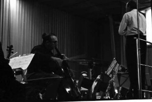 Donaueschingen: Donaueschinger Musiktage; Ernest Bour dirigiert und Siegfried Palm, Violoncello; Uraufführung von Penderecki