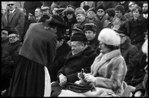 Ehrengäste mit Bundespräsident Bruno Kreisky [österreichischer Bundeskanzler Kreisky bei der Eröffnung des Arlberg-Straßentunnels]