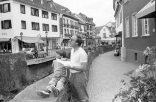 Bad Münstereifel. In den Straßen und Gassen führen die Väter mit ihren Kindern ein Stadtentdeckungsspiel durch