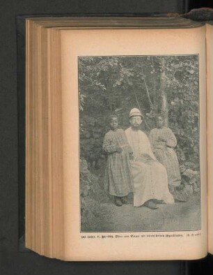 Der hochw. P .Matth. Dier aus Togo mit seinen beiden Negerknaben.