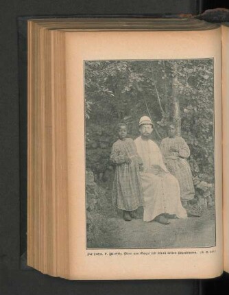 Der hochw. P .Matth. Dier aus Togo mit seinen beiden Negerknaben.