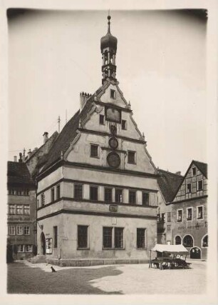 Rothenburg ob der Tauber. Ratsherrentrinkstube (15. Jahrhundert) am Marktplatz (das Obergeschoss wurde als Trinkstube für die ratsfähigen Familien eingerichtet, das Erdgeschoss diente als Mehlwaage, an der Giebelseite befindet sich eine Kunstuhr)