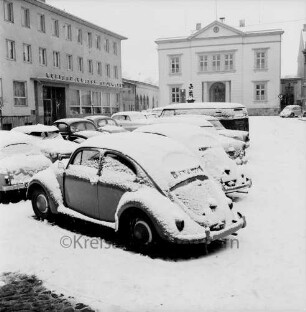 Markt: parkende Autos im Winter: im Hintergrund rechts das Rathaus, links die Kreissparkasse