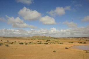Landschaft an der Bahnstrecke : Landschaft an der Bahnstrecke von Marrakesch nach Casablanca, aufgenommen am 05.11.2008