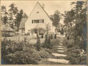 Landhaus Dr. Petz, Berlin-Nikolassee: Gebäudeansicht von der Straßenseite mit Gartenweg zum Haus Südwestseite