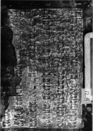 Grabstein 12 (Index: 100090603) Material: Sandstein Zustand: Schriftfeld zur Hälfte weggebrochen Maße HxBxT: 85x58x8 cm Beschreibung: Stele, eingezogener Segmentbogenabschluß: Grabstein 12A