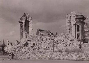 Dresden, Ruine der Frauenkirche. Ansicht vom Neumarkt