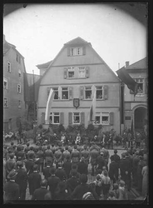 Wahrscheinlich Enthüllung der Gedenktafel für Wilhelm Blos, Eichelgasse (47), Haus des Zahnarztes und Dentisten Alois Beck, am 10.08.1928