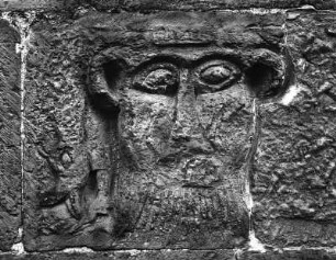 Jupiter-Ammon-Kopf mit Tier : Jupiter-Ammon-Kopf mit Tier. Stein (1101/1300). Brackenheim-Neipperg, Burg Neipperg