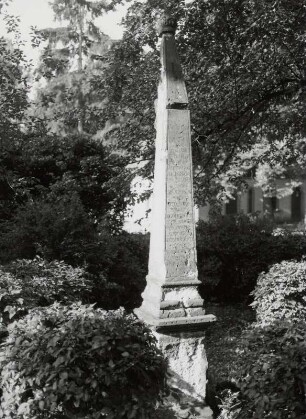 Denkmalsobelisk : Denkmalobelisk, Sandstein, wohl um 1800, Lößnitz (Kreis Aue), Friedhof