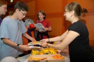 Ausgabe von Preisen am Ziel der "Bibliotheksrallye für Kinder" (Kinder lernen die Bibliothek spielerisch auf einer Rallye kennen. Die Maya-Zahlen weisen den Weg)