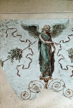 Tapete mit exotischen Vögeln und geflügelten weiblichen Figuren