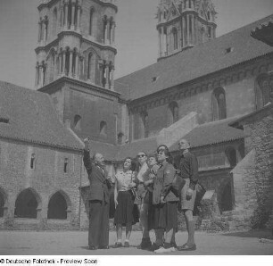 Besucher während einer Führung am Naumburger Dom St. Peter und Paul