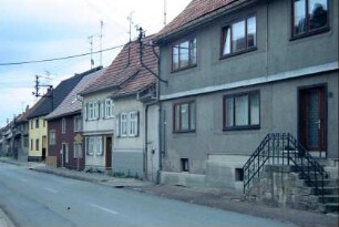 Straße mit lückenlos stehenden traufständigen Häusern
