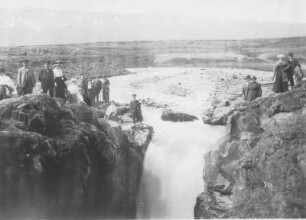 Touristen oberhalb des Glera-Wasserfalls : Nordlandreisen. Island. Touristen oberhalb des Glera-Wasserfalls bei Akureyri