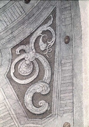 Scheinarchitektur und dekorative Elemente