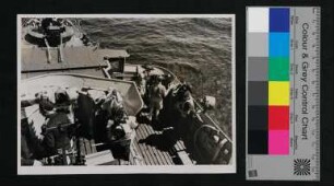 Blick auf die Brücke/Dock eines unbek. Kriegsschiffes