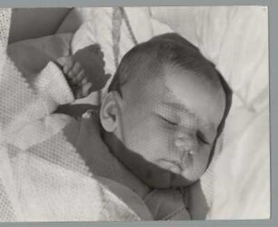Portrait eines Kleinkindes in Kinderbett schlafend