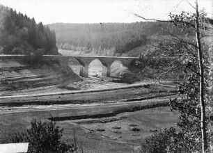 Malter, trockene Talsperre Malter, mit Strandlinien und Tännichtgrundbrücke