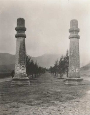 Nanking (Nanjing), China. Ming-Xiaoling-Mausoleum (Míng Xiàolíng 明孝陵), Grab des Kaisers Hongwu, Begründer der Ming-Dynastie. Eingang zum hinführender Seelenweg shendao, die Straße der Seelen (Allee der Steinfiguren, Geisterallee)
