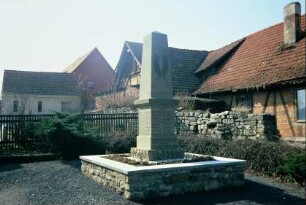 Kriegerdenkmal bei der Kirche